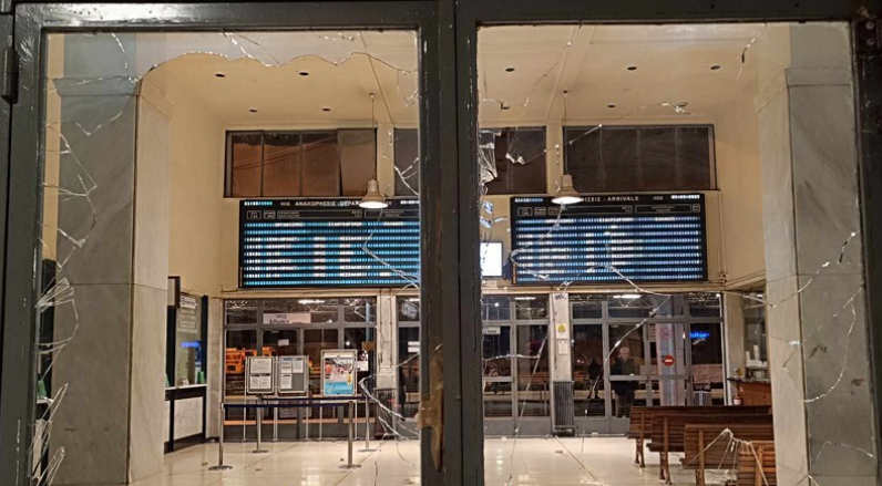 Τέμπη: Επίθεση με πέτρες στον σταθμό του ΟΣΕ στη Λάρισα
